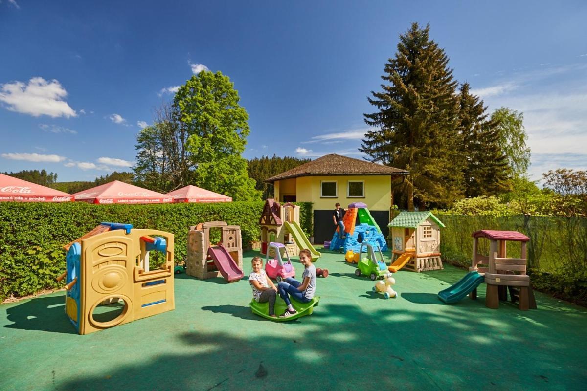 Готель Camp Dolce Трутнов Екстер'єр фото
